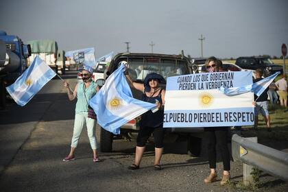 A la vera de la ruta, cientos de productores reclamaron en contra del cese de exportación de maíz del Gobierno hasta marzo próximo