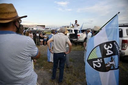 A 40 klómetros de Rosario, cientos de productores autoconvocados se reunieron en el cruce de rutas AO12 y 34 para decidir el camino a serguir