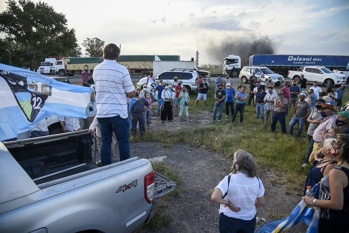 Asamblea de productores en cruce de ruta AO12 y 34 a 40 kms de Rosario.
