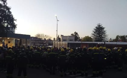 Asamblea y paro de la UOM en la planta de SIAT- Tenaris, donde se producen los tubos para el gasoducto Néstor Kirchner. Foto extraída del Twitter de los trabajadores de la fábrica