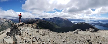 Ascenso all cerro Bellavista en Bariloche, entre coihues morrudos, el típico ciprés cordillerano y cañas colihues.