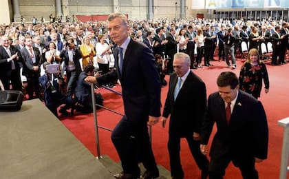 ascenso. Macri avanza hacia el escenario de la OMC junto a sus pares Temer, de Brasil, y Cartes, de Paraguay; detrás, Malcorra