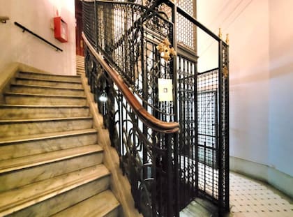 Ascensor antiguo que se abre por dos lados.