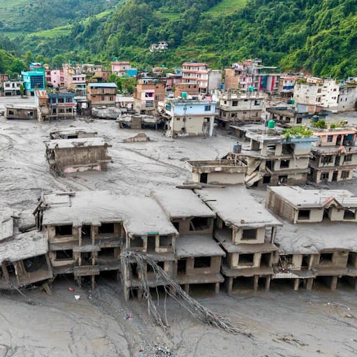 Ascienden a 270 los muertos en Nepal por las inundaciones que arrasaron pueblos.