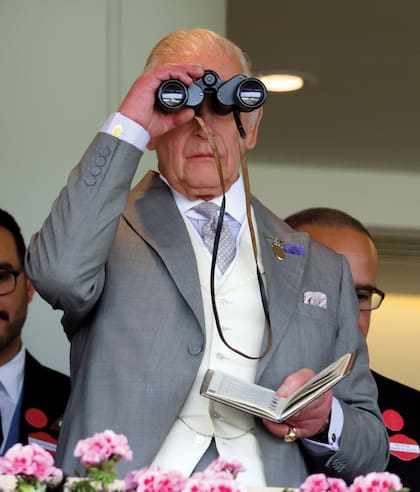 El rey Carlos III usó binoculares para observar las carreras de caballos