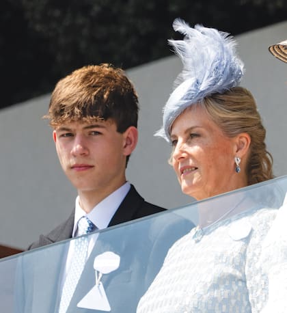 Sophie, duquesa de Edimburgo, asistió con su hijo James Wessex (18), quien estuvo presente por primera vez en el evento. La nuera de Isabel II eligió un vestido con motivos geométricos y tocado a juego