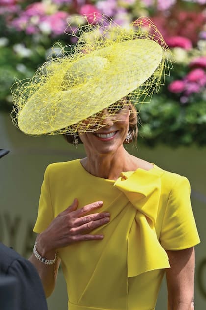 Luego de dos años de ausencia, la princesa Kate vuelve a asistir al evento hípico. El tocado estilo plato es de Jane Taylor