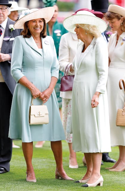 Carole Middleton (la mamá de Kate) llevó un vestido de Catherine Walker & Co –el mismo que usó en la boda de Harry y Meghan– con sombrero a tono, mientras que la reina Camilla eligió un diseño de Fiona Clare Aldridge y un sombrero de Philip Treacy