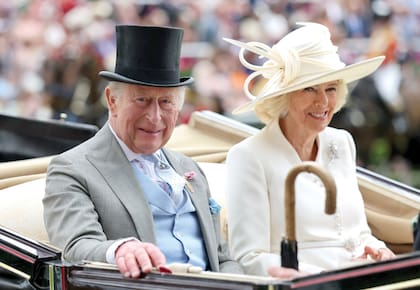 La procesión real, que se hace de manera ininterrumpida desde hace 201 años, estuvo encabezada una vez más por los reyes Carlos III y Camilla. La reina llevó el legendario diamante rosa Williamson, engarzado en un broche de platino con forma de flor con pétalos de diamantes