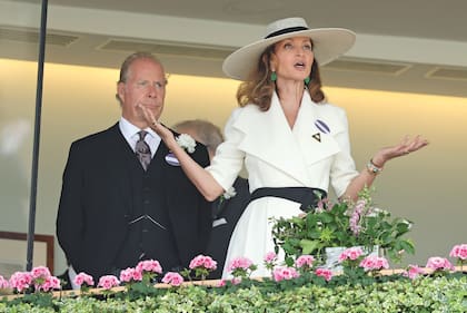 David Armstrong‑Jones, conde de Snowdon e hijo de la princesa Margarita, y su pareja Isabelle de la Bruyère, que llevó un vestido abrigo, ceñido con una faja negra y un clásico sombrero de ala ancha y aros de esmeraldas