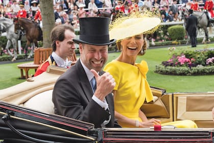 Los príncipes William y Kate responden con sonrisas a los saludos de los presentes