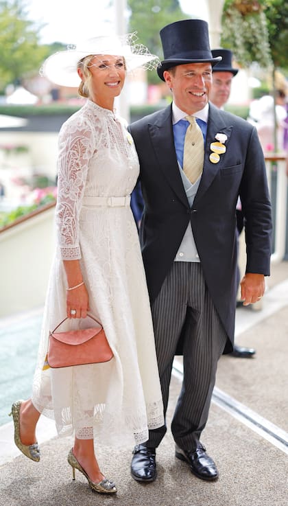 Peter Phillips, de jaquette y galera, y su flamante mujer Harriet Spierling, con un vestido de encaje de Beulah, sombrero a juego de Jane Taylor y joyas de Pragnell, participaron en la procesión de carruajes