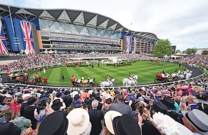 Una postal del desfile de carruajes en el Hipódromo de Ascot con sus tribunas colmadas