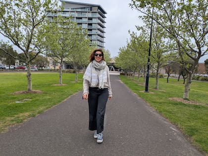Aseel Hamarneh en su barrio de Northcote, Melbourne