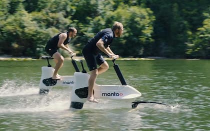Aseguran desde Manta5, que se puede aprender y domniar la bicicleta acuática en menos de una hora.