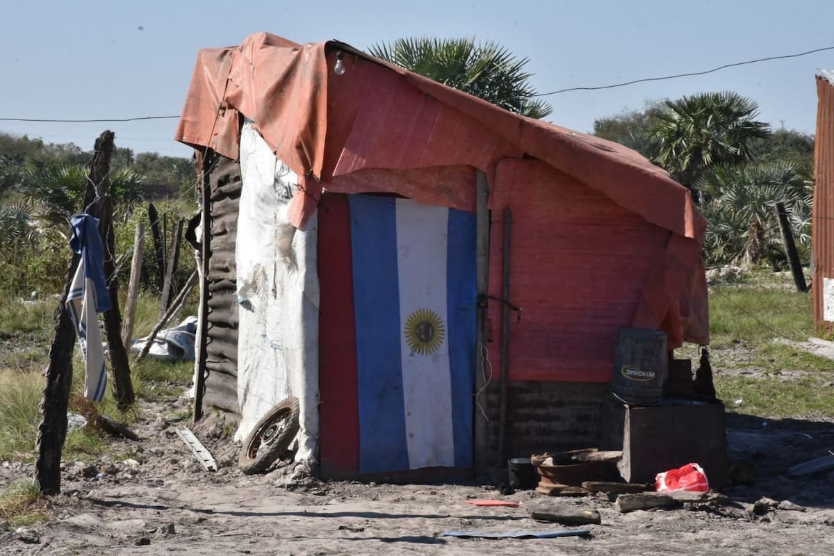Asentamiento: en el barrio San Antonio, vivienda precaria de una familia que llegó del interior y espera que el gobierno le entregue un "módulo habitacional": un ambiente de 3 por 3 y un baño