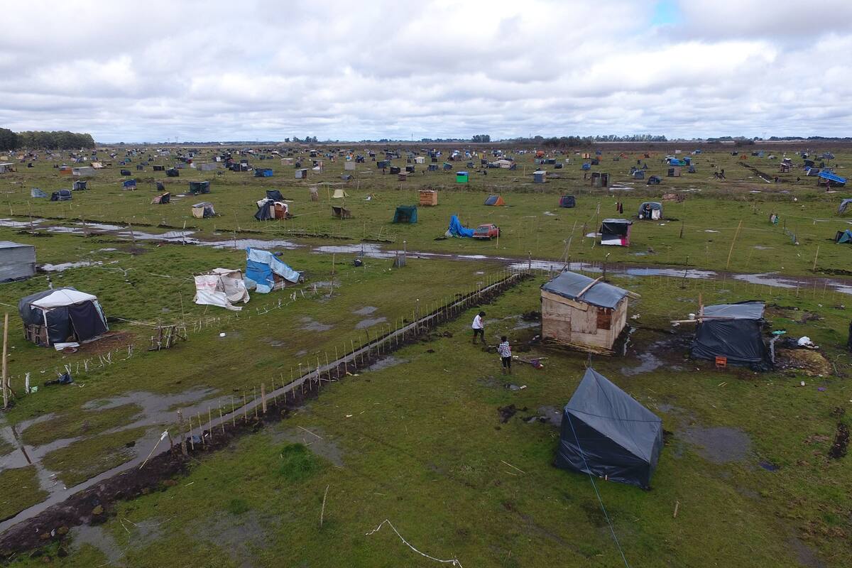 ASENTAMIENTOS. La reciente toma de tierras en Guernica; el avance de las tomas en la provincia hizo que muchos propietarios cavaran zanjas alrededor de sus terrenos para evitar las usurpaciones