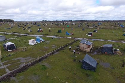 ASENTAMIENTOS. La reciente toma de tierras en Guernica; el avance de las tomas en la provincia hizo que muchos propietarios cavaran zanjas alrededor de sus terrenos para evitar las usurpaciones