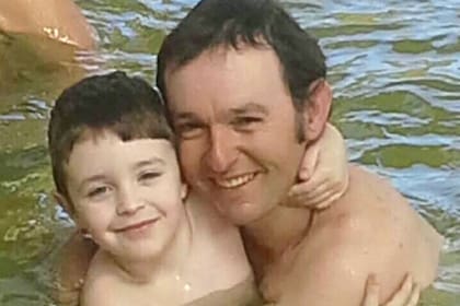 El prófugo Diego Reddy (44) junto a su hijo Ignacio (12), quien falleció camino al hospital tras recibir dos impactos de bala