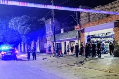 Asesinaron a un hombre en una gomería de Rosario y dejaron otra amenaza contra Pullaro