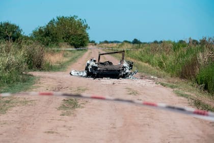 Asesinaron a una familia en un aparente ajuste narco en la localidad de Ibarlucea a 20 km de Rosario, finalmente incendiaron el auto con el cuerpo de la mujer adentro en un camino rural a algunos kilómetros de esa localidad.
