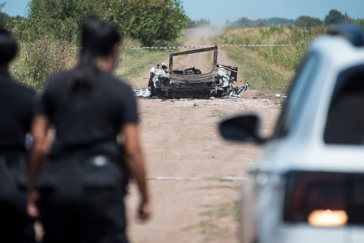 Asesinaron a una familia en un aparente ajuste narco en la localidad de Ibarlucea a 20 km de Rosario, finalmente incendiaron el auto con el cuerpo de la mujer adentro en un camino rural a algunos kilómetros de esa localidad.