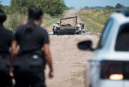 Asesinaron a una familia en un aparente ajuste narco en la localidad de Ibarlucea a 20 km de Rosario, finalmente incendiaron el auto con el cuerpo de la mujer adentro en un camino rural a algunos kilómetros de esa localidad.
