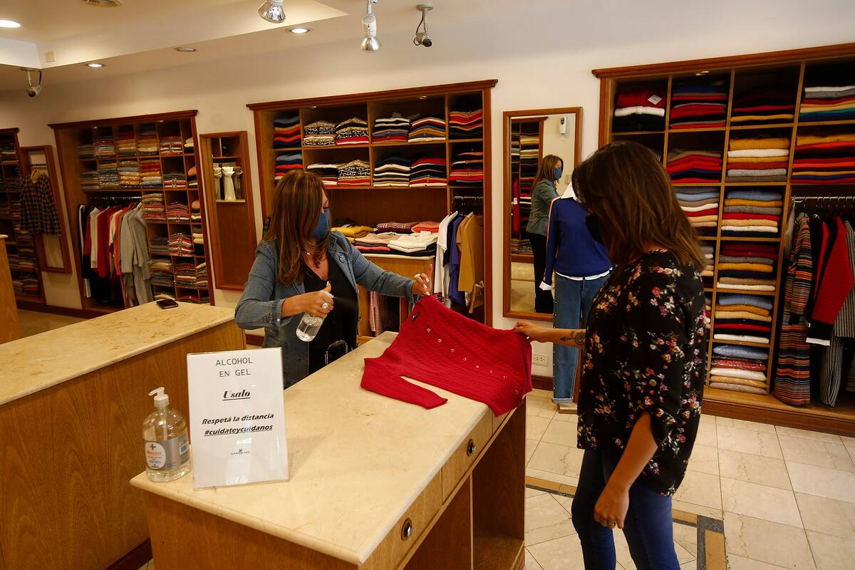 Asfixiados por la crisis, comerciantes de Mar del Plata desafían el sistema de fases y abren sin permiso