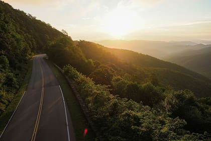 Asheville es una ciudad ubicada en medio de las Montañas Blue Ridge que equilibra los espacios urbanos con los naturales (Unsplash)