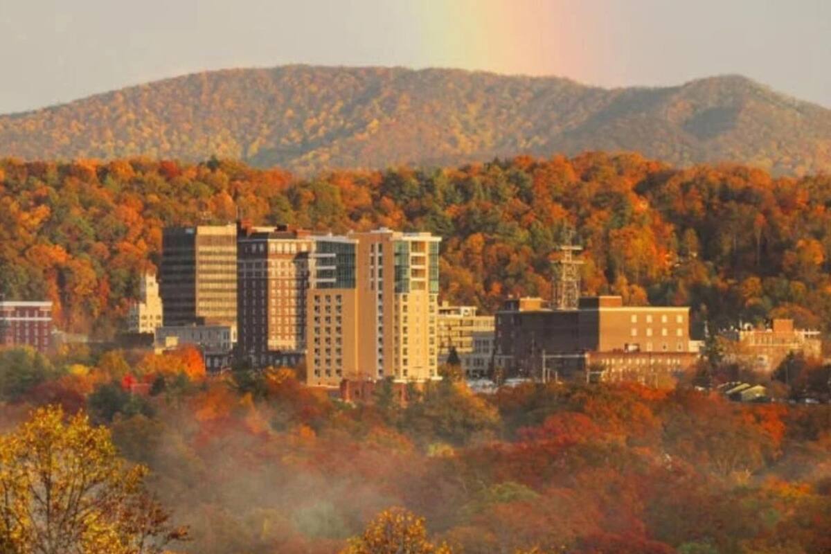 Asheville es uno de los pueblos montañosos que ofrece paisajes espectaculares en otoño (Instagram/@beauforthouseinn)