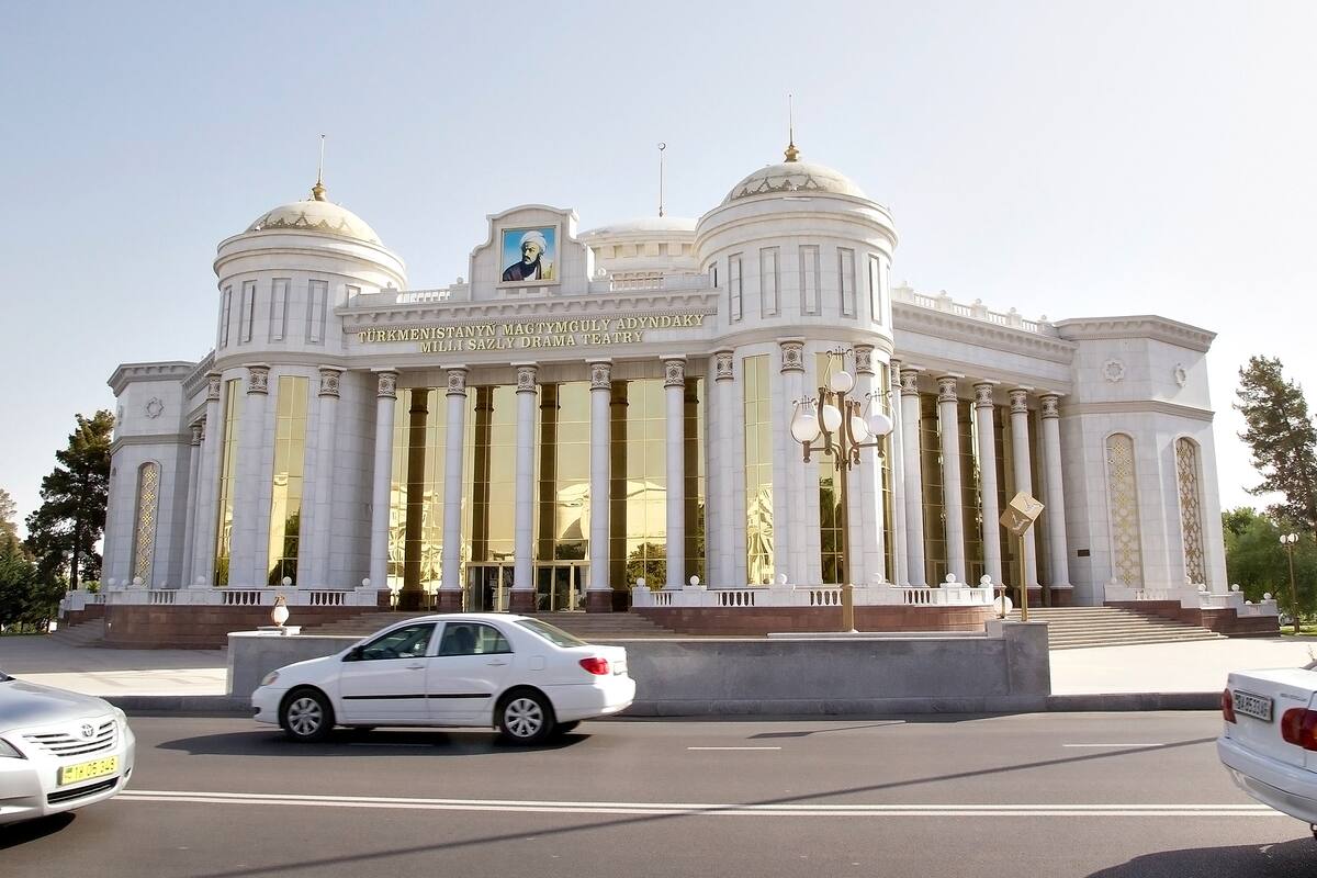 Ashgabat, la capital, está ubicada en un oasis en el desierto de Karakum, junto a los montes Köpetdag, cerca de la frontera con Irán