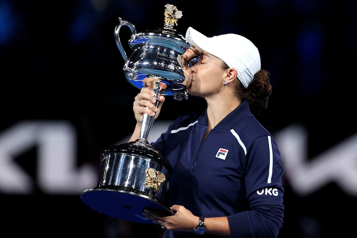 Ashleigh Barty besa el trofeo como campeona del Abierto de Australia, en enero pasado; la número 1 del mundo sorprendió al mundo del tenis con su decisión de decir adiós
