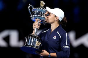Ashleigh Barty besa el trofeo como campeona del Abierto de Australia, en enero pasado; la número 1 del mundo sorprendió al mundo del tenis con su decisión de decir adiós