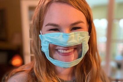 Ashley Lawrence inventó estos barbijos para que las personas con dificultades para escuchar puedan leer los labios y estar protegidas.