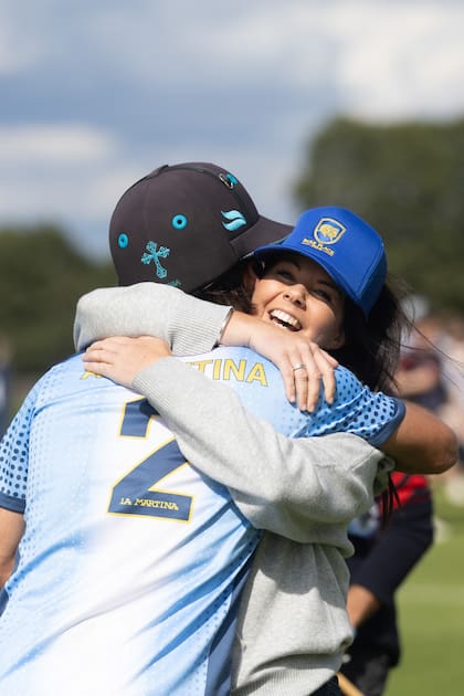 Ashley Price, manager de Park Place felicita a su gan amigo HIlario, que jugó la temporada inglesa para ese team.