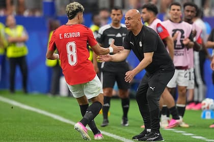 Ashour y el gran artífice de su presente: el técnico Hossam Hassan. (AP Foto/Julio Cortez)