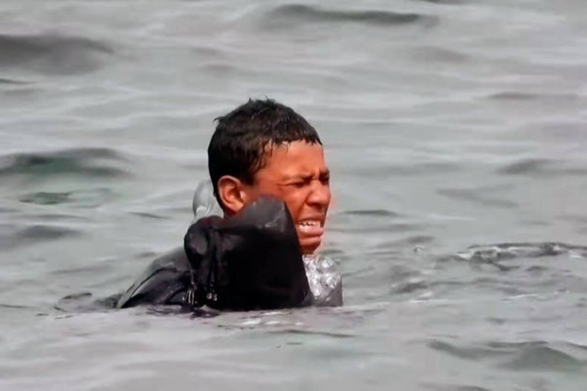Ashraf, el joven marroquí que suplicó comprensión a los militares españoles mientras trataba de llegar a Ceuta