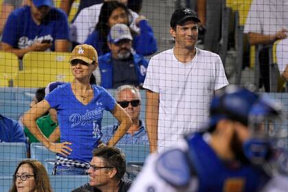 Ashton Kutcher junto a su mujer, la actriz Mila Kunis