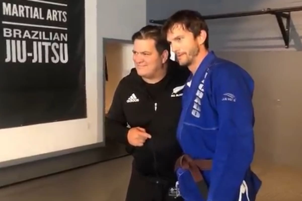 Ashton Kutcher practica jiu-jitsu brasilero y está a punto de conseguir su cinturón negro
