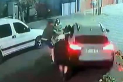 Así abordaban a la conductora los delincuentes en Valentín Alsina, mientras Milagros esperaba sentada en la vereda