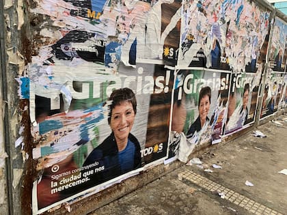 Así amanecieron los carteles de Mayra Mendoza en Quilmes, tras la derrota del Frente de Todos en las PASO
