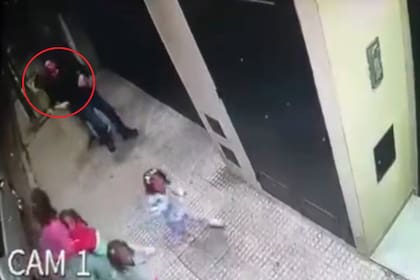 Así amenazaban al hombre frente a su hija y nietas