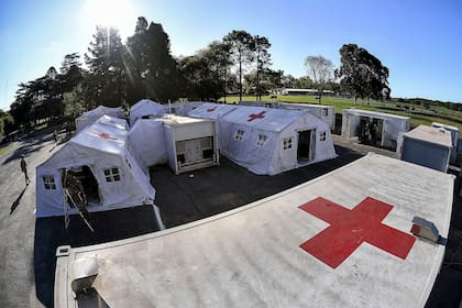 Cuenta con los servicios de suministro eléctrico, agua potable, gases medicinales, lavadero de ropa, cocinas, duchas y baños.