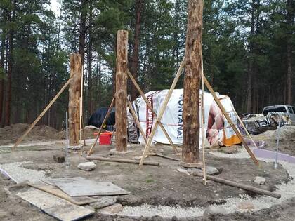 Así arrancó la construcción de la casa que realizaron en el terreno que compraron en Montana