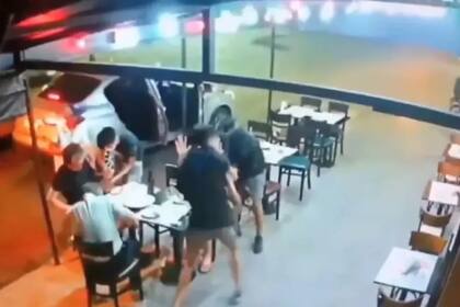 Así asaltaron a tres hombres que comían en una pizzería de Ramos Mejía