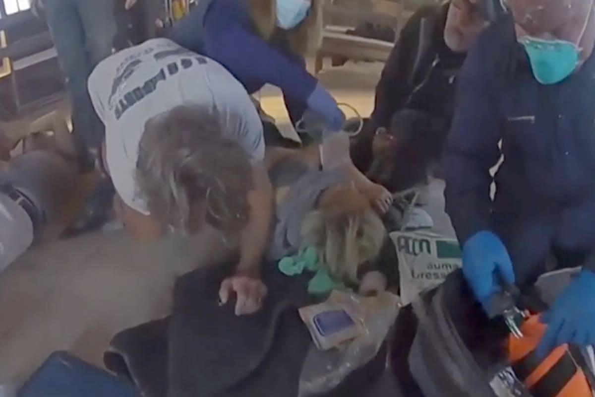 Así asitián a Halyna Hutchins tras el fatal disparo de Alec Baldwin