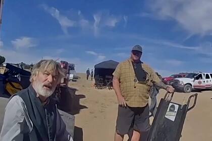 Así asitián a Halyna Hutchins tras el fatal disparo de Alec Baldwin