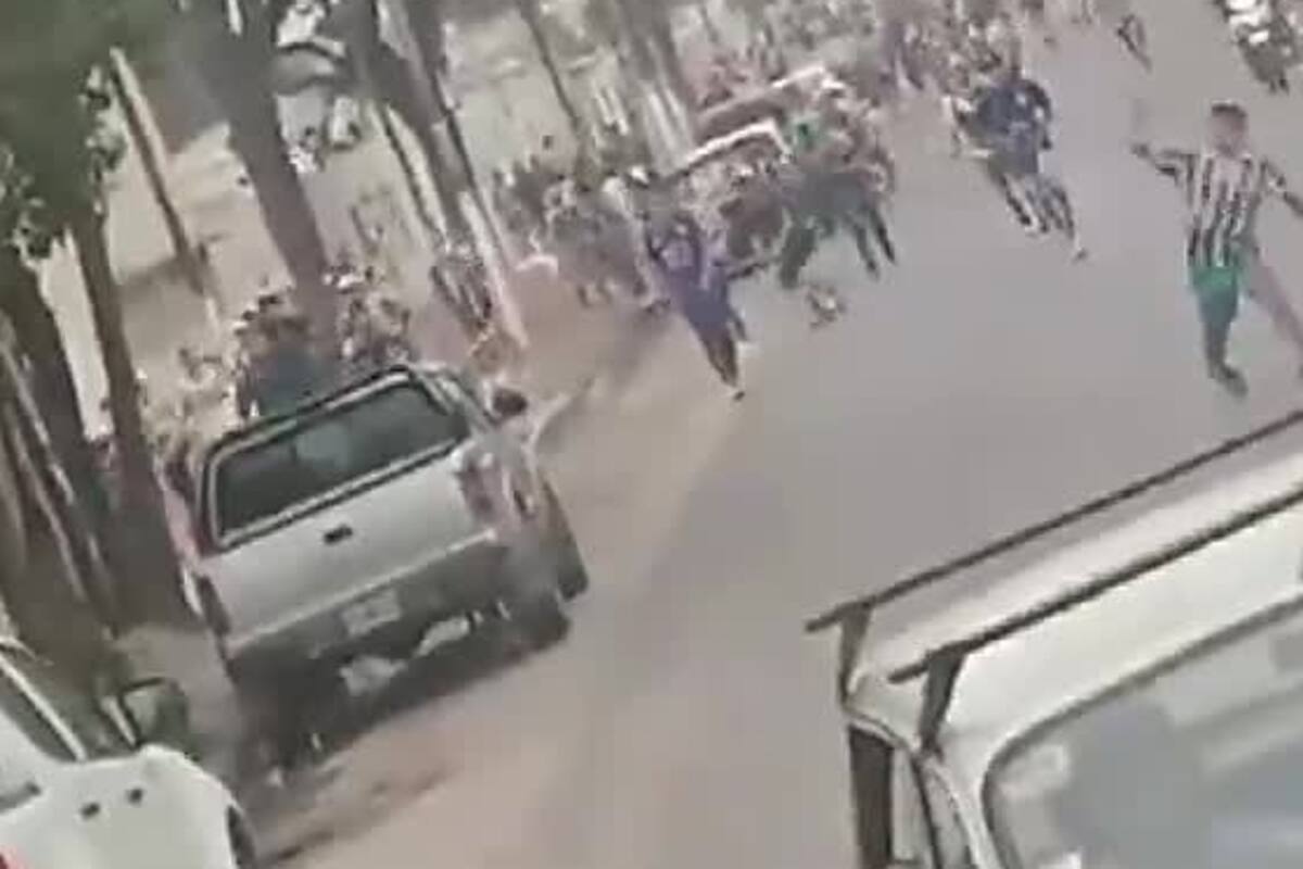 Así atacaron a pedradas a un colectivo, robaron a los pasajeros y lastimaron a una mujer