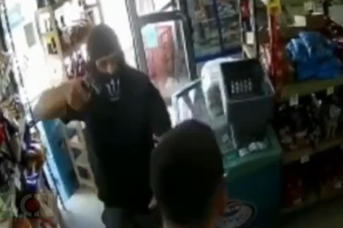 Así atacó al empleado de un local un delincuente con pasamontañas en Bernal