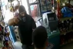 Así atacó al empleado de un local un delincuente con pasamontañas en Bernal